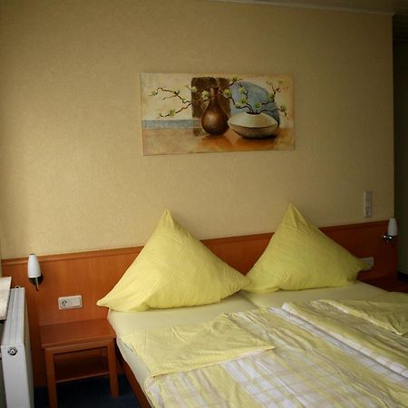Отель Pension Zur Krone Эйзенах Экстерьер фото