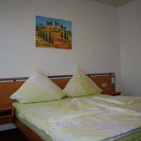 Отель Pension Zur Krone Эйзенах Экстерьер фото