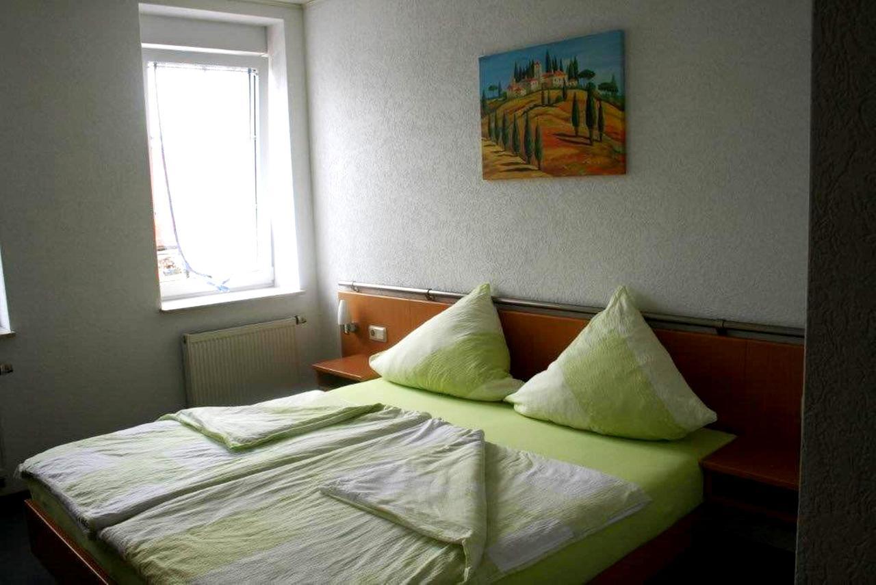Отель Pension Zur Krone Эйзенах Экстерьер фото