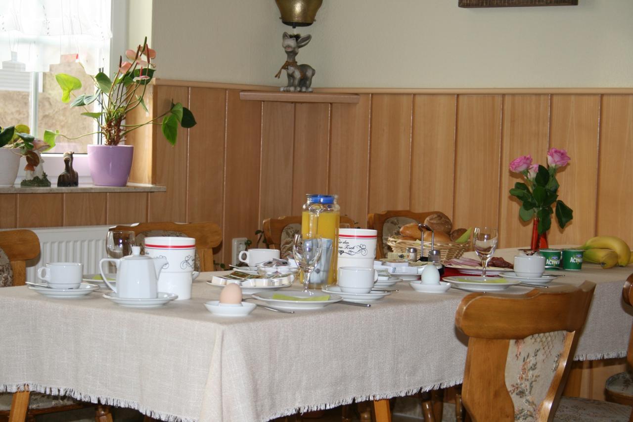 Отель Pension Zur Krone Эйзенах Экстерьер фото