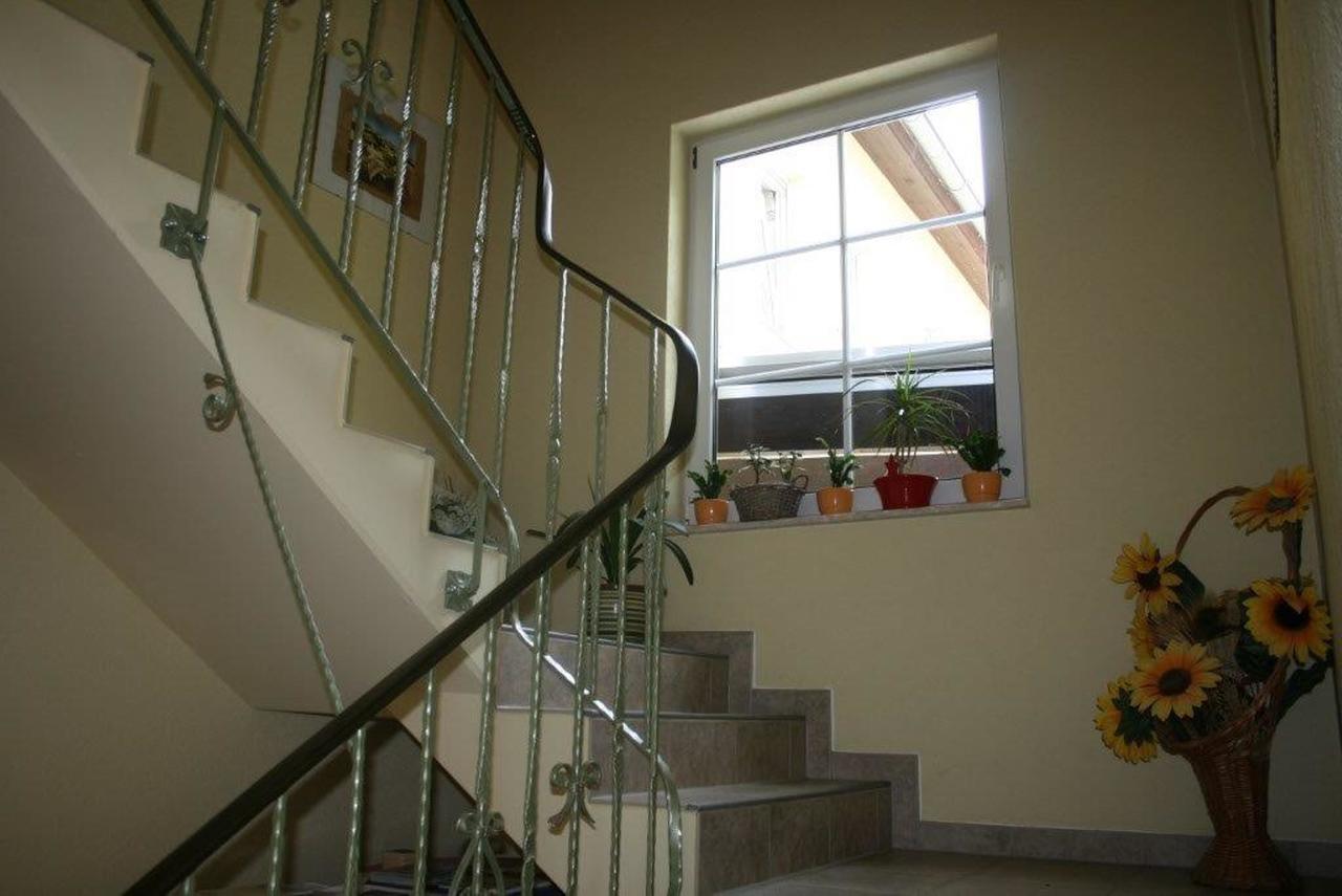 Отель Pension Zur Krone Эйзенах Экстерьер фото