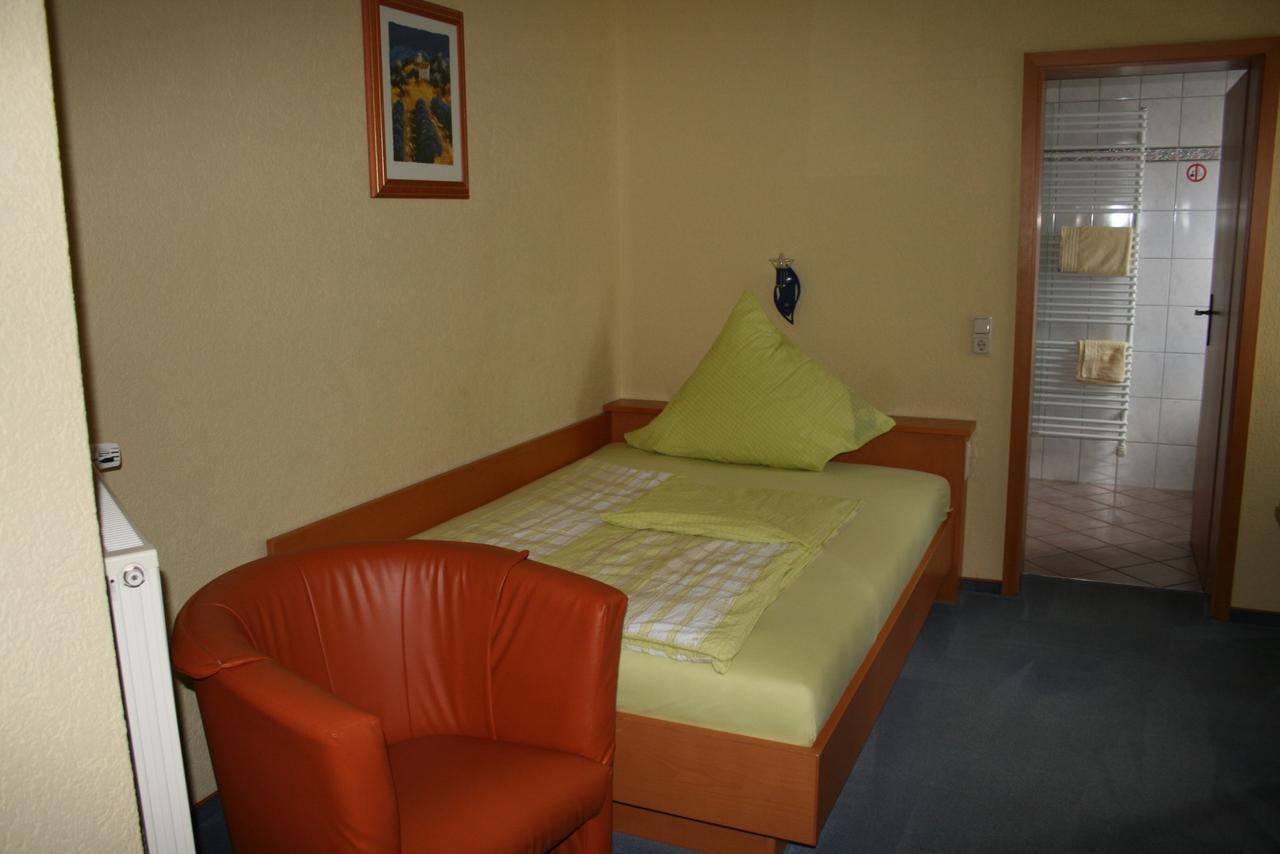 Отель Pension Zur Krone Эйзенах Экстерьер фото