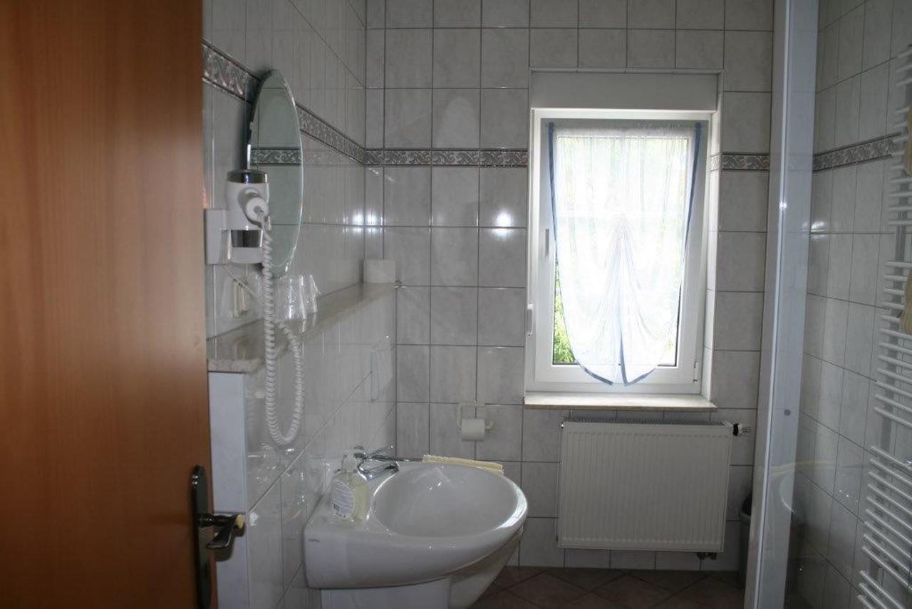Отель Pension Zur Krone Эйзенах Экстерьер фото