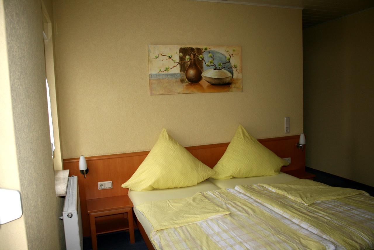 Отель Pension Zur Krone Эйзенах Экстерьер фото