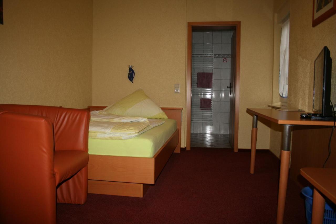 Отель Pension Zur Krone Эйзенах Экстерьер фото