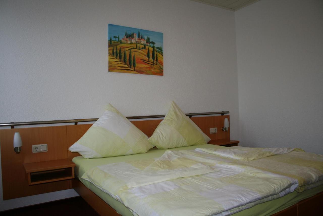 Отель Pension Zur Krone Эйзенах Экстерьер фото