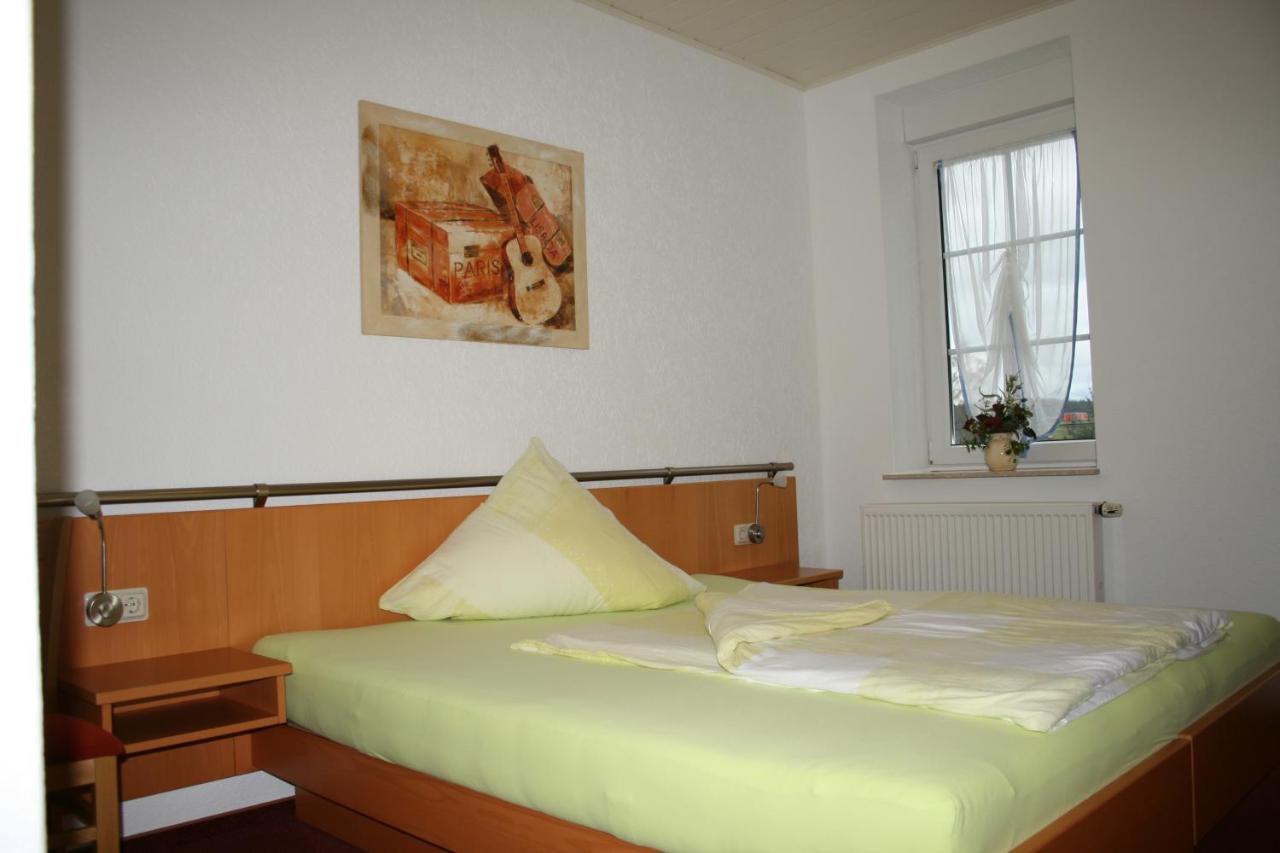 Отель Pension Zur Krone Эйзенах Экстерьер фото